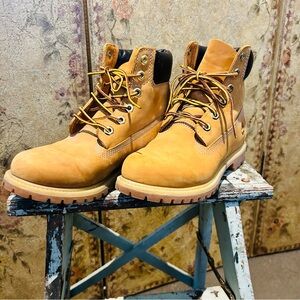 Timberland Women’s Size 7.5 Tan Nubuck Leather Boots with Lug Sole